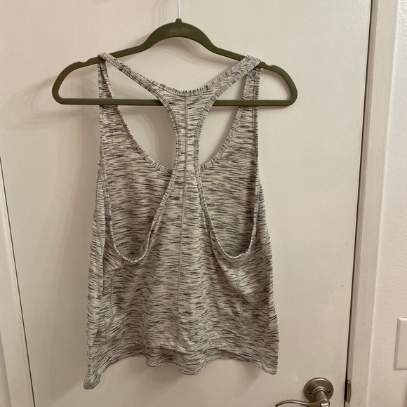Lululemon Crop Tech Razorback - size 12 - Picture 2 of 3